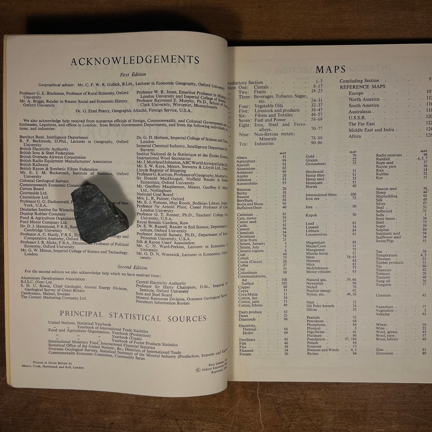 The Shorter Oxford Economic Atlas of the World (1960) Vintage Softcover Book