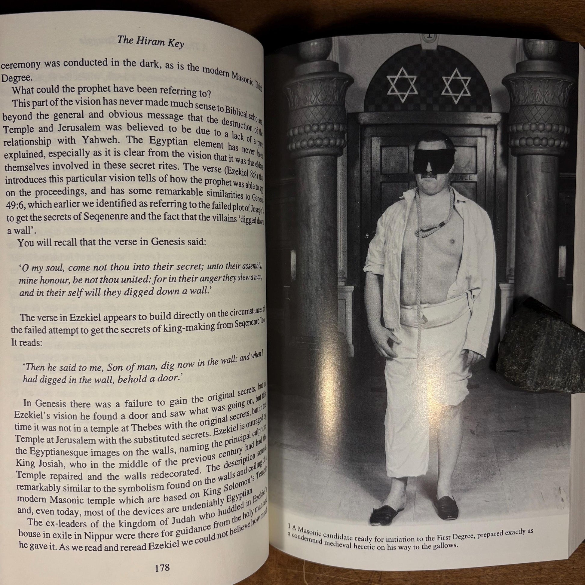 The Hiram Key: Pharaohs, Freemasons and the Discovery of the Secret Scrolls of Jesus / Christopher Knight, Robert Lomas (1997) Vintage Book