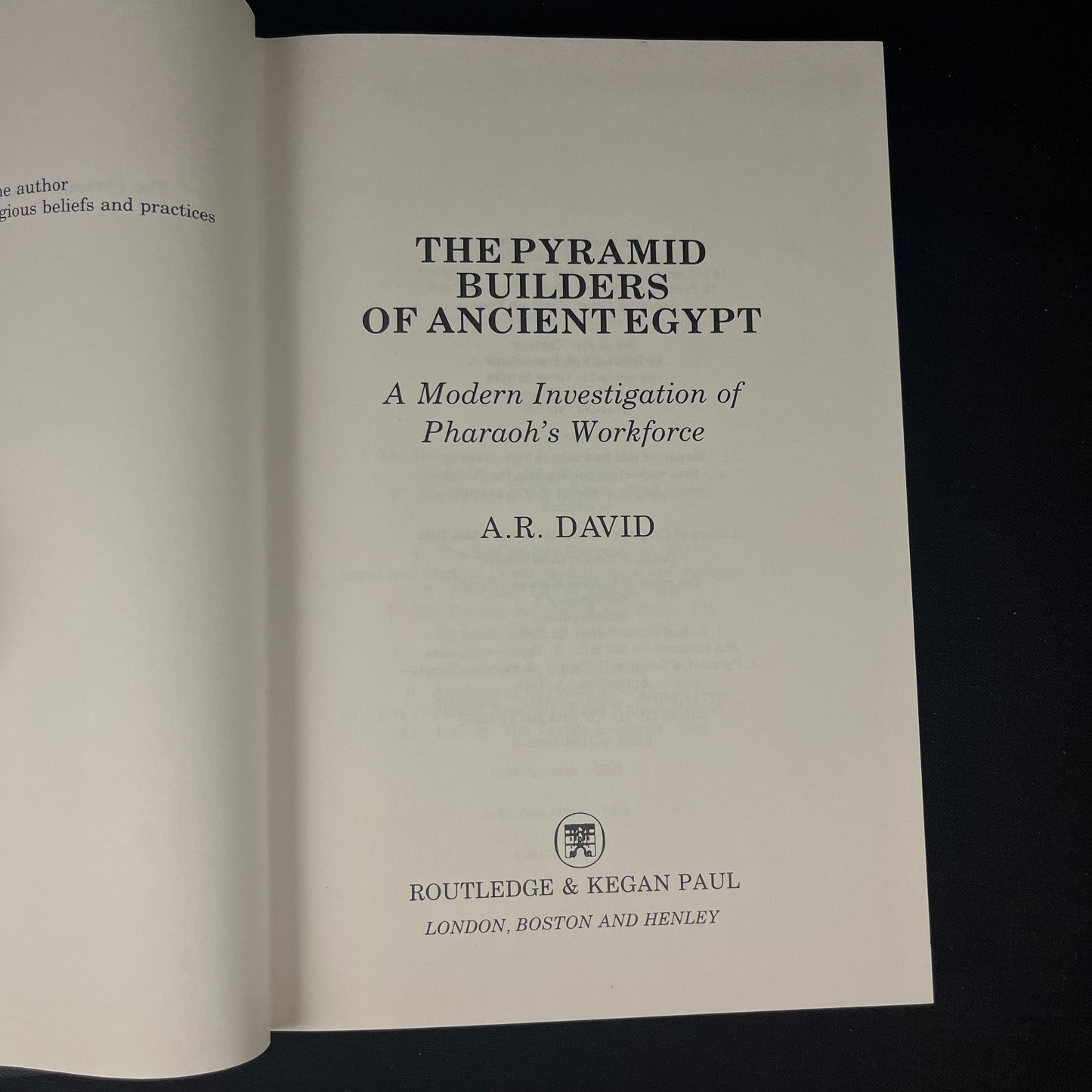 First Edition The Pyramid Builders of Ancient Egypt: A Modern Investigation of the Pharaoh’s Workforce by Rosalie David (1986) Vintage Book